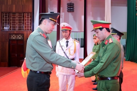 Lào Cai khen thưởng các đơn vị tham gia triệt phá đường dây đánh bạc 720 tỷ đồng