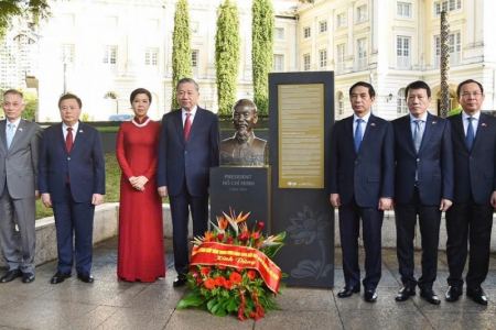 Tổng Bí thư Tô Lâm và Phu nhân dâng hoa tại Tượng đài Chủ tịch Hồ Chí Minh ở Singapore