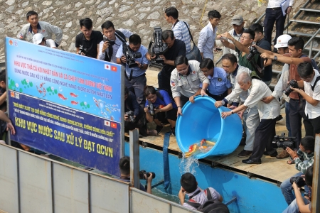 Khi nào: “Nước sông Tô vừa trong vừa mát?”