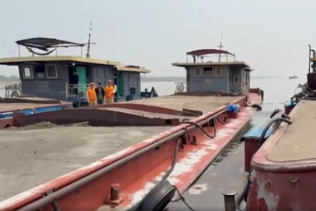 Hà Nội: Tạm giữ 3 tàu khai thác cát trái phép trên sông Hồng