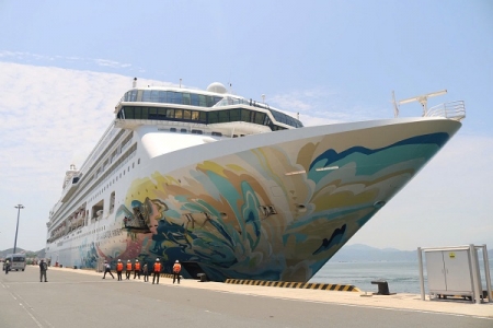 Tàu biển quốc tế STAR NAVIGATOR đưa 1.000 du khách đến Cảng quốc tế Cam Ranh