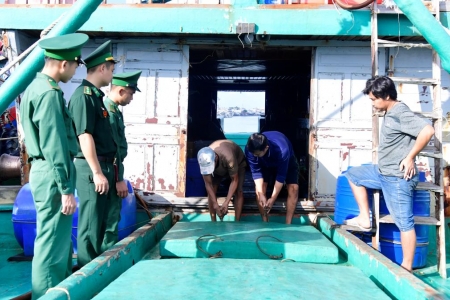 Hải đoàn Biên phòng 18 bắt vụ vận chuyển 10.000 lít dầu DO trái phép