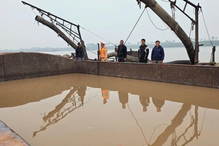 Hà Nội: Bắt giữ 2 phương tiện khai thác cát trái phép trên sông Hồng