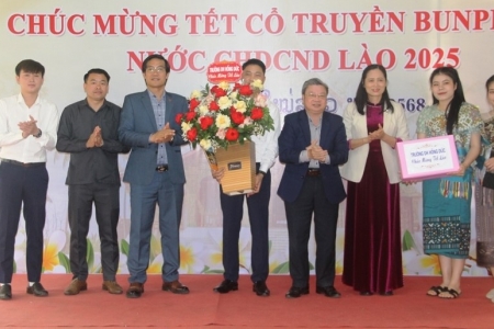 Trường ĐH Hồng Đức gặp mặt, giao lưu với lưu học sinh Lào nhân dịp Tết cổ truyền Bunpimay