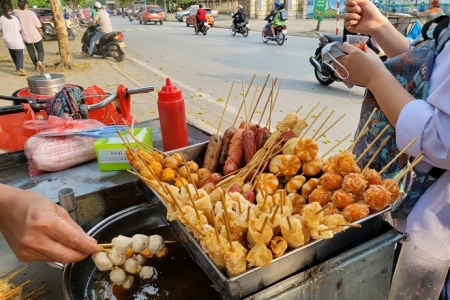 "Ma trận" đồ ăn vặt cổng trường: Lo ngại về nguồn gốc xuất xứ và vệ sinh an toàn thực phẩm