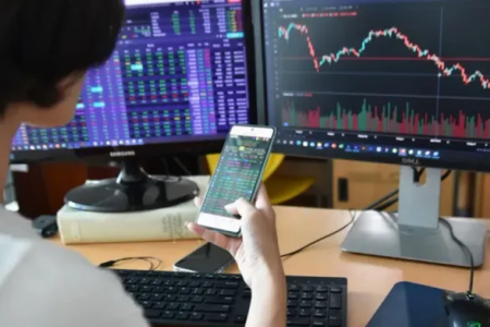 VN-Index hôm nay: Nhà đầu tư lưu ý giao dịch liên quan đến cổ phiếu ngân hàng, đầu tư công