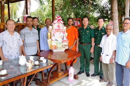 Bộ đội Biên phòng tỉnh An Giang chúc Tết Chôl Chnăm Thmây các chùa tại thị xã Tịnh Biên