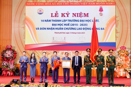 Huế - Trường Đại học Luật đón nhận Huân chương Lao động Hạng Ba