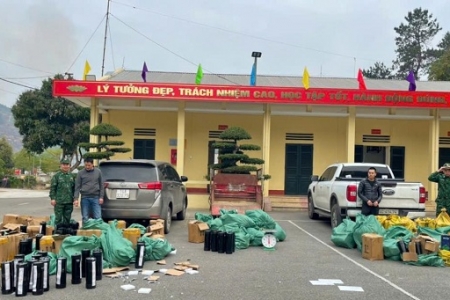 Triệt phá vụ vận chuyển lậu hơn 350 bình khí cười ở Quảng Ninh