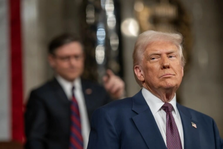 Ông Donald Trump cảnh báo “không ai thoát” khi áp thuế điện thoại