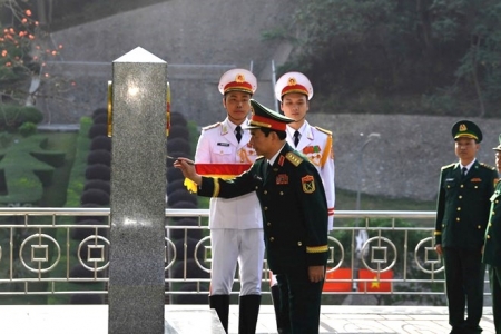 Bộ trưởng Phan Văn Giang tô son cột mốc 1116, mở màn chương trình Giao lưu hữu nghị quốc phòng biên giới Việt Nam - Trung Quốc lần thứ 9