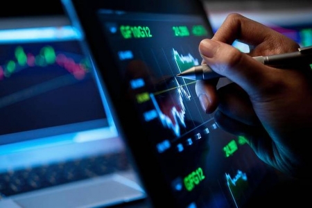 VN-Index hôm nay: Nhà đầu tư lưu ý cổ phiếu nhóm có định giá thấp và cổ tức tiền mặt cao