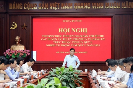 Khắc phục hiện tượng né tránh, đùn đẩy, làm việc cầm chừng, sợ trách nhiệm, không dám làm, nhũng nhiễu