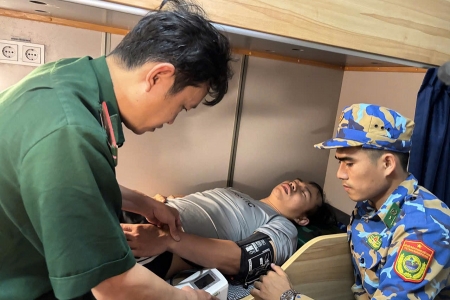 Hải đoàn Biên phòng 48 cấp cứu kịp thời ngư dân bị đau bụng trên biển