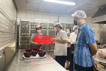 Hà Nội: Tăng cường kiểm soát an toàn thực phẩm tại bếp ăn tập thể