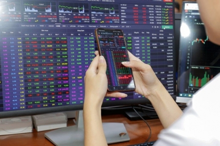 VN-Index hôm nay: Nhà đầu tư lưu ý giao dịch của cổ phiếu ngân hàng, bán lẻ, điện, đầu tư công