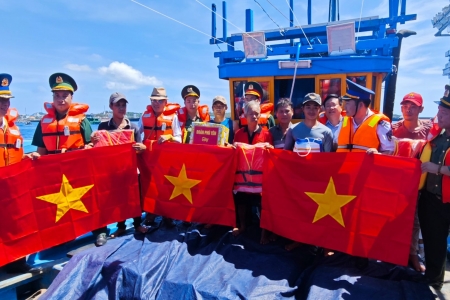 Bộ Tư lệnh Vùng Cảnh sát Biển 3 tuyên truyền pháp luật và tặng quà ngư dân huyện đảo Phú Quý