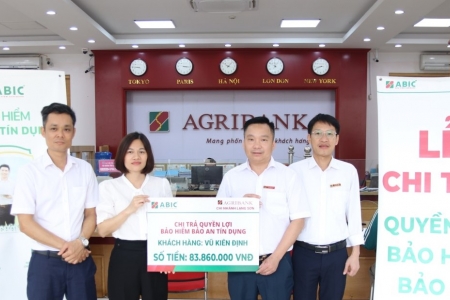 Đình Lập (Lạng Sơn): Chi trả tiền cho khách hàng tham gia bảo hiểm Bảo an tín dụng