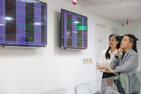 Chứng khoán phiên sáng 24/4: Các nhà đầu tư tìm kiếm cơ hội ở các cổ phiếu vừa và nhỏ