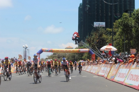 Trao thưởng chặng 19 Cuộc đua xe đạp toàn quốc tranh Cúp truyền hình HTV 2025