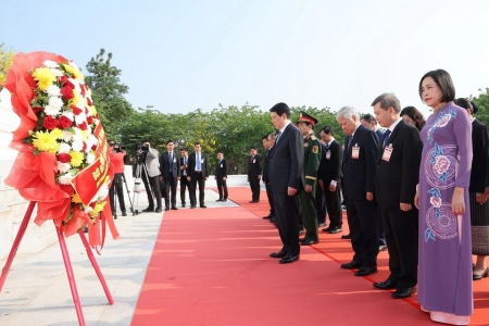 Chủ tịch nước Lương Cường dâng hoa tưởng niệm Chủ tịch Kaysone Phomvihane