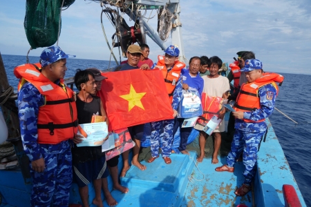 Tàu CSB 8005 kiểm tra, tuyên truyền và tặng quà cho ngư dân tỉnh Phú Yên đang khai thác thủy sản trên biển