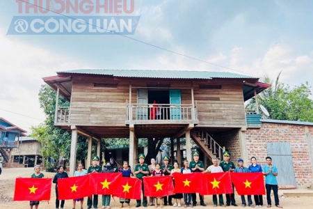 Trao tặng cờ Tổ quốc đến tay bà con người dân tộc thiểu số thị trấn Lao Bảo