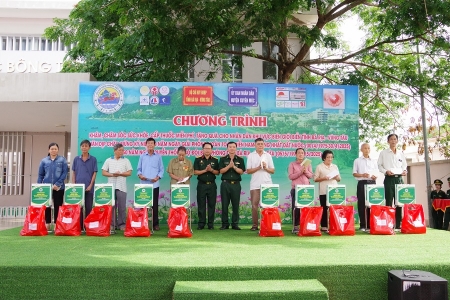Tặng quà, khám bệnh, chăm sóc sức khỏe, cấp thuốc miễn phí cho người dân biên giới biển