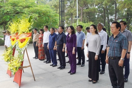Phó Chủ tịch nước và Phó Thủ tướng Chính phủ tri ân các anh hùng liệt sĩ tại Quảng Trị