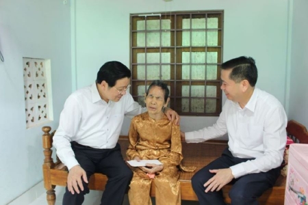 Trưởng ban Nội chính Trung ương thăm và tặng quà gia đình chính sách tại Quảng Trị