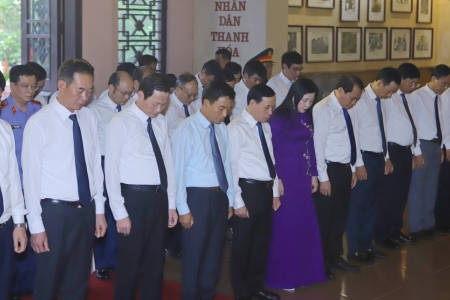 Đoàn đại biểu tỉnh Thanh Hóa dâng hoa, dâng hương nhân kỷ niệm 50 năm Ngày giải phóng miền Nam thống nhất đất nước