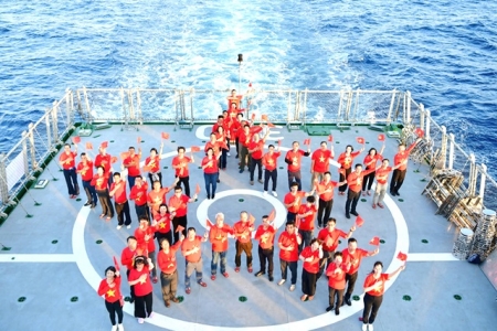 “Chuyến tàu Đại đoàn kết” đưa kiều bào và mang tiếng hát đến với Trường Sa, Nhà giàn DK1