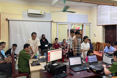 Công an Thanh Hóa cấp căn cước, tài khoản định danh điện tử cho công dân xuyên suốt dịp nghỉ lễ 30/4 và 1/5