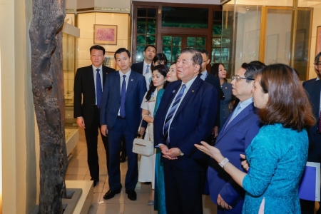 Thủ tướng Phạm Minh Chính và Thủ tướng Nhật Bản Ishiba Shigeru thăm Bảo tàng Lịch sử Quốc gia