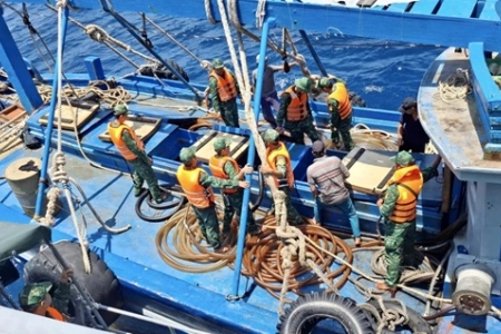 Phát hiện, bắt giữ tàu cá vận chuyển 16.000 lít dầu không rõ nguồn gốc