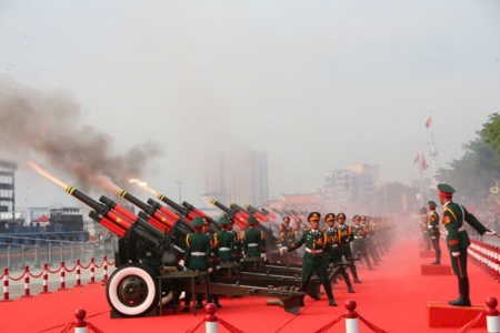 21 loạt đại bác rền vang mừng 50 năm Giải phóng miền Nam, thống nhất đất nước