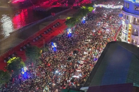 Biển người thức xuyên đêm chờ đại lễ 30/4