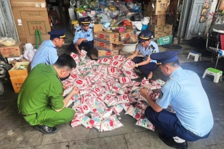 Tạm giữ hơn nửa tấn bột ngọt nghi giả mạo nhãn hiệu, không rõ nguồn gốc