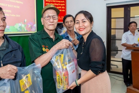 Tạp chí Thương hiệu & Công luận phối hợp với ca sĩ Quang Hùng MasterD tặng quà tri ân dịp 30/4