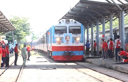 Đà Nẵng: Đón tàu Thống Nhất, hàng trăm chú chim bồ câu được thả lên bầu trời