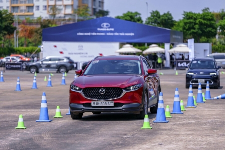 Khách hàng hào hứng trải nghiệm lái thử xe SUV Kia, Mazda