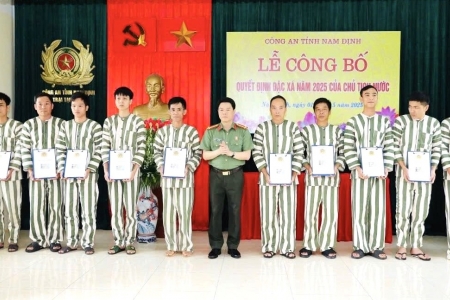 Công an Nam Định công bố Quyết định Chủ tịch nước đặc xá cho 12 phạm nhân