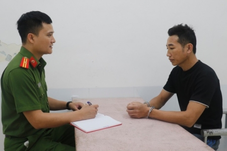 Tạm giữ người đàn ông say rượu hành hung cô giáo tại sân trường