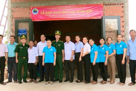 Bộ đội Biên phòng Long An bàn giao nhà “Đại đoàn kết”