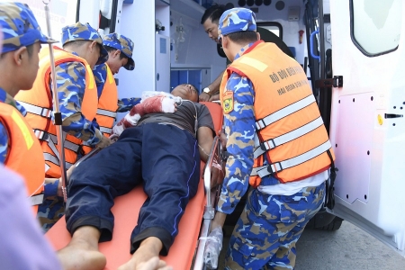 Hải đoàn Biên phòng 48 đã cứu nạn 1 thuyền viên và đưa đi chữa trị kịp thời