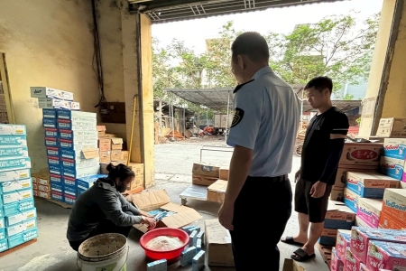 Hải Dương: Tiêu hủy hơn 420 sản phẩm sữa bột béo và sữa nước nhập lậu