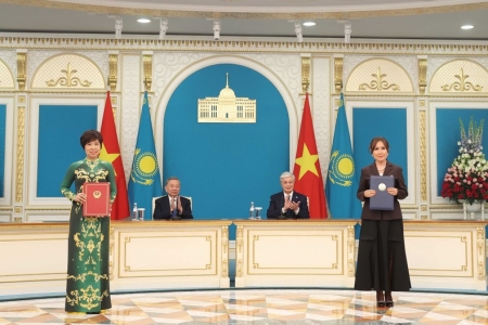 Tổng Bí thư Tô Lâm chứng kiến Lễ trao các văn kiện hợp tác Việt Nam-Kazakhstan