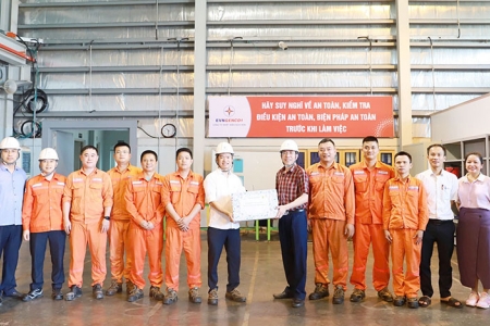 Công ty Nhiệt điện Nghi Sơn tặng quà cho người lao động nhân Tháng công nhân năm 2025