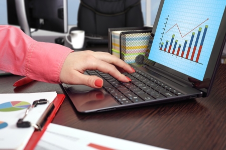 Chứng khoán phiên chiều 9/5: Cổ phiếu VIC mất đà sau chuỗi tăng, VN-Index điều chỉnh nhẹ trong phiên cuối tuần