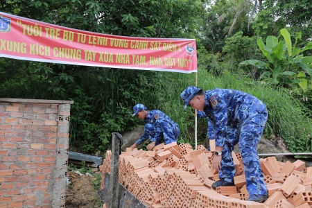 Bộ Tư lệnh Vùng Cảnh sát Biển 4 chung tay xóa nhà tạm, nhà dột nát